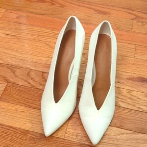 White heeled pointed toe pumps